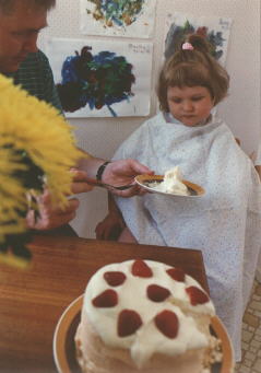 Eye pointing at pavlova